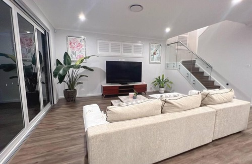 Dunmore House | 7 Aurora Ave Dunmore