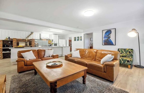 Sheldon House | 8 bedrooms 4 bath for 20+ near Mt Cotton