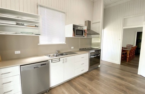 Traviston House | A Beach House @ Burrum - Water views - 3BR - Aircon -Pets.