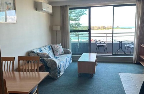The Entrance Apartment | AAA-The Entrance Private Water Front 1 bedroom appartment at the Oaks