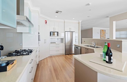 Point Clare House | Absolute Waterfront | Pool, Heated Spa, Sleeps 10.