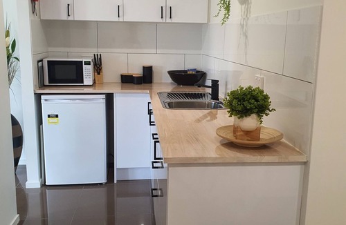 Yallah Apartment | Adorable 1 Bedroom Place With Hot Tub