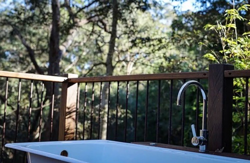 Kurrajong Cabin | Adorable private creekside cabin with outdoor bath