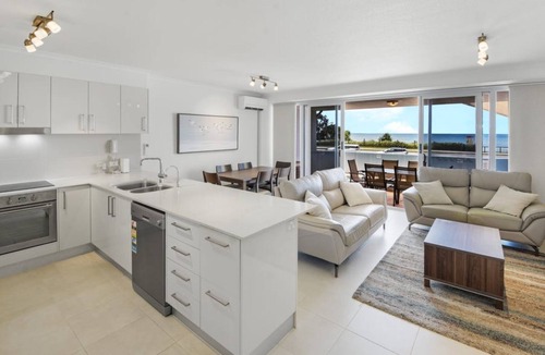 Alexandra Headland Apartment | Alex beach apartment , surf beach, surf club and breakfast supplies