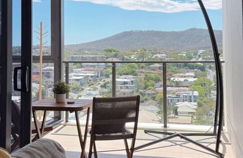 Toowong Apartment | Amazing Views - 2BD 2BA Homey Toowong Abode + Pool