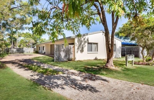 Andergrove Apartment | Andergrove Home with Leafy View with Wi-fi