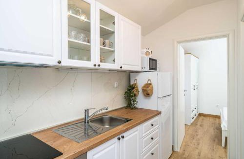 Lozica Apartment | Apartments Lovro - One bedroom apartment with Balcony and Sea View 3