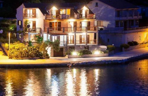 Pasadur Apartment | Apartments Malo Lago - One-Bedroom Apartment with Balcony and Sea View - Attic Apartment 1