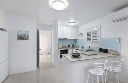 North Avoca House | Applecross Townhouse – 300m Level Walk to the Beach
