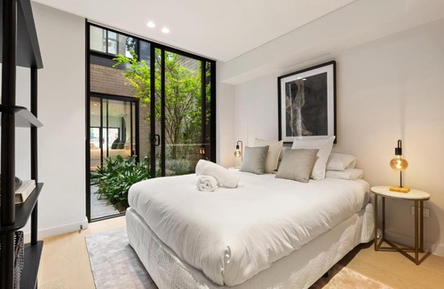 Glebe Apartment | Architectural 4BR Terrace Walk to Fish Market