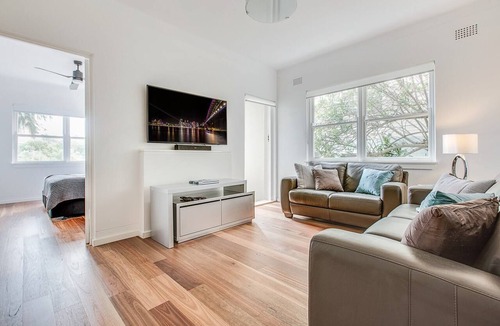 Neutral Bay Apartment | Art Deco 2-Bed Close to City and Harbour