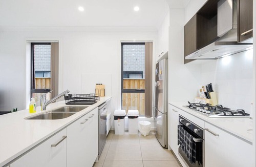 Austral House | Austral 4br Cute home close to Train Station 10ppl