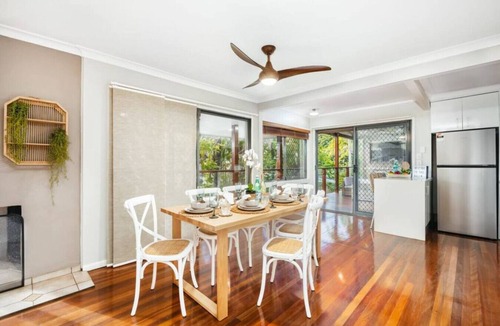 Sunnybank House | Bali Vibes Serene Tropical Oasis 4BD Holiday Home