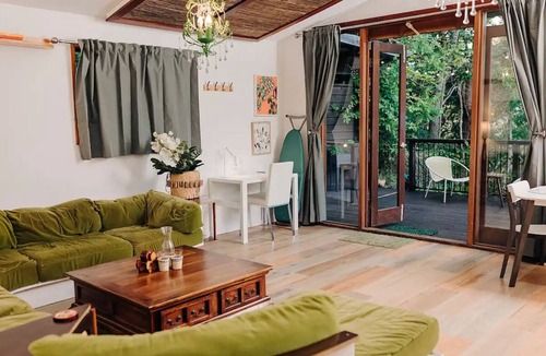 Rosemount House | Banana Hut: Cosy, Spacious & Tranquil