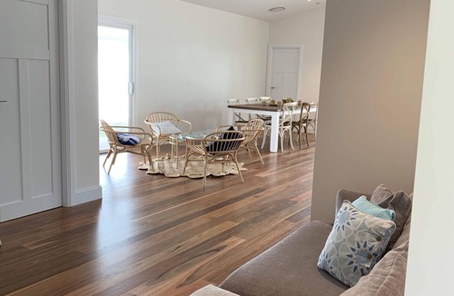 Booker Bay House | Barefoot Retreat Booker Bay walk to beach, shops, cafes, family and large groups