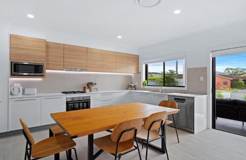 Booker Bay House | Bay Bliss U1 - Booker Bay, walk to Ettalong beach, shops, cafes