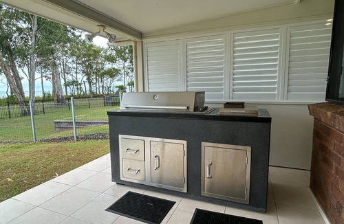 Traviston House | Bay Vista - Burrum Heads- Beachfront- 3 BR-Aircon-Pets Welcome
