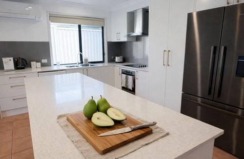Victoria Point House | Bayside Family Escape 🌊 Pool, Trampoline & Pet Friendly