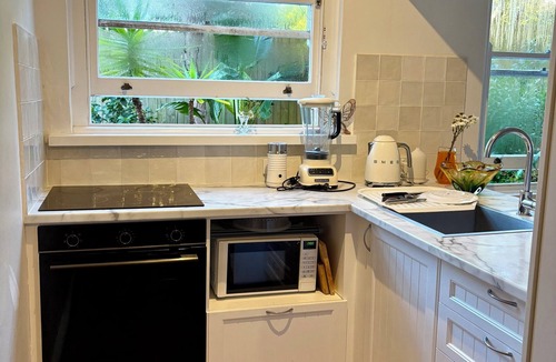 Freshwater Apartment | Beach 2-bedroom apartment in Freshwater 200m from the beach