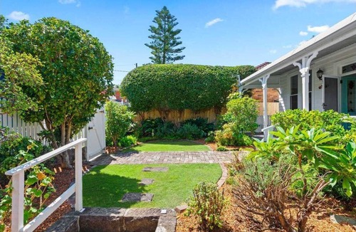 Freshwater House | Beach Cottage in “Freshwater Basin”. Under 5 min flat walk to Beach & Shops