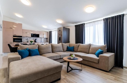 Solin Apartment | Beach Front Apartment In Solin