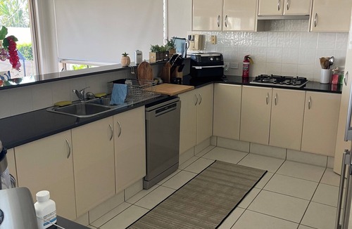 Helensvale House | Beach House on the Gold Coast Canal - Room 1