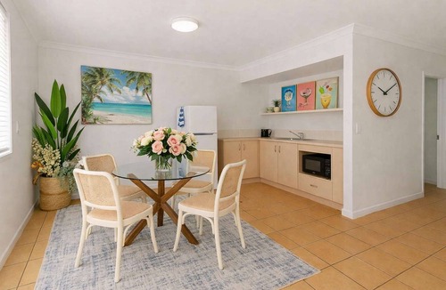 North Ward Apartment | Beachfront Apartment in Townsville 1BR on The Strand with Pool and Parking