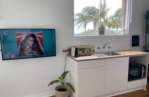 Kiama Downs Apartment | BEACHFRONT ESCAPE Jones Beach Kiama - Direct beach access & great views. RELAX.