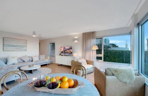 Alexandra Headland Apartment | Beachfront Freshly Renovated 2 BR Walk to Surf & Dining