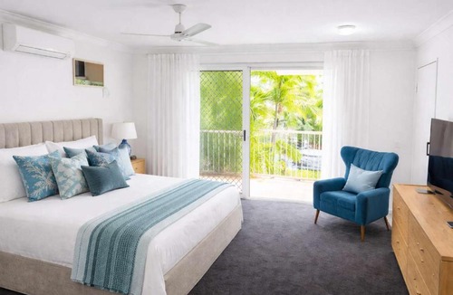 North Ward Apartment | Beachside 2BR Apartment Townsville 1 Min Walk to The Strand w Parking