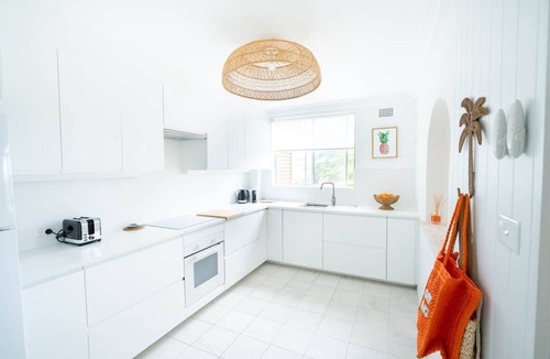 The Entrance Apartment | Beachside Apartment - Ocean Views - 150m to Beach