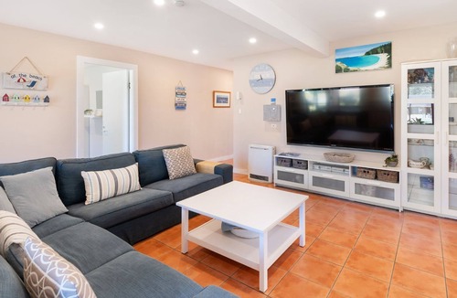 Huskisson House | Beecroft Street Retreat by Book Jervis Bay - Free Wifi, Linen & Pet Friendly