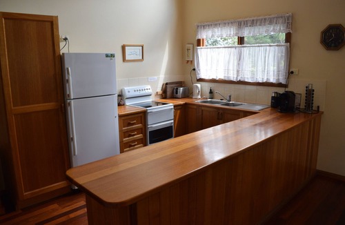 Leura House | Bluebell Cottage set amongst the trees which attract many native birds.