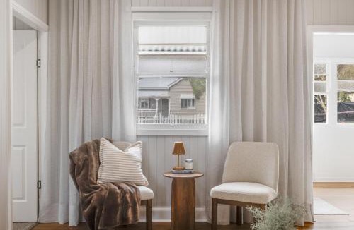 Rangeville House | Bluewood Cottage - Cozy Charm, Steps from the City