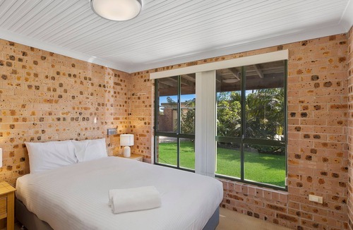 Budgewoi House | Boomerang House- Large home with Pool