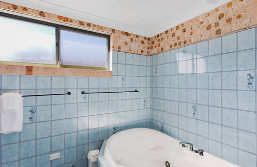 Budgewoi House | Boomerang House- Large home with Pool