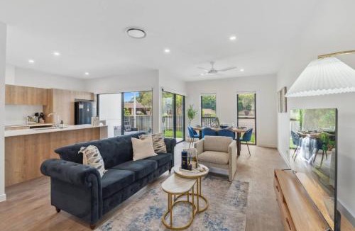 Capalaba House | Brand New Modern 4BR House with Parking Yard Mall and Park
