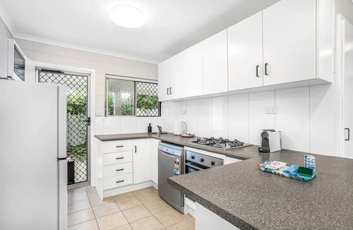 Holloways Beach House | Bright and Spacious Triplex Near Holloways Beach