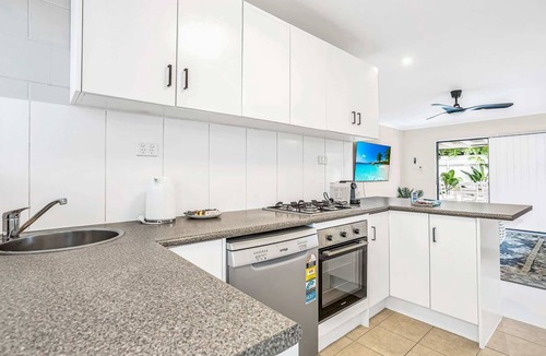 Holloways Beach House | Bright and Spacious Triplex Near Holloways Beach