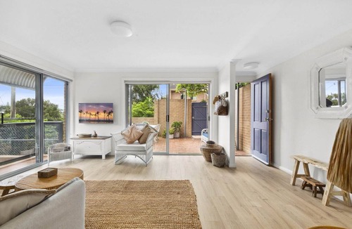 Avoca Beach Apartment | Bright Coastal Townhouse with BBQ & Courtyard
