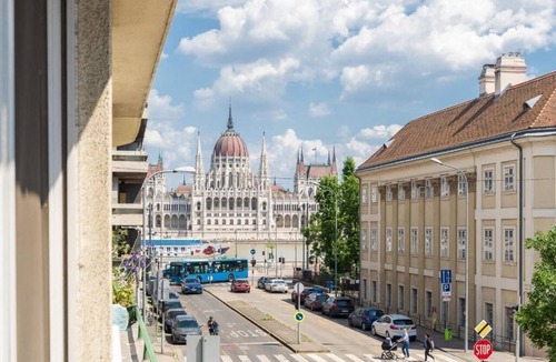 Vizivaros Apartment | Bright Studio Parliament Free Public Parking near