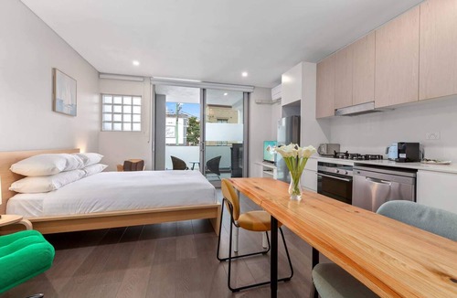 Coogee Apartment | Bright Studio with Balcony near Coogee Beach