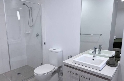 Kellyville House | Bright & Stylish 4BR Guesthouse - walk to Shops.
