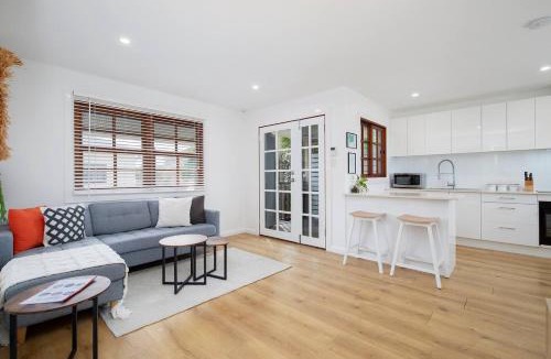 Merewether Apartment | Buchanan Hideout - Cosy Bungalow by Merewether Beach