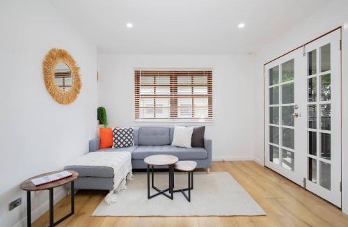 Merewether Apartment | Buchanan Hideout - Cosy Bungalow by Merewether Beach