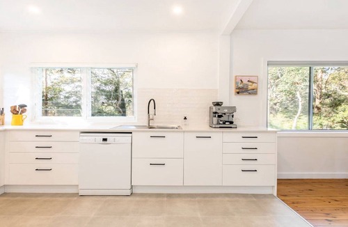 Macmasters Beach House | Bush setting with easy walk to beach