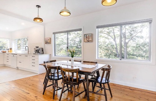 Macmasters Beach House | Bush setting with easy walk to beach