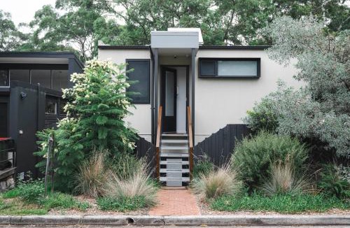 Lane Cove North Apartment | Bushland setting close to Sydney CBD- stand alone apartment