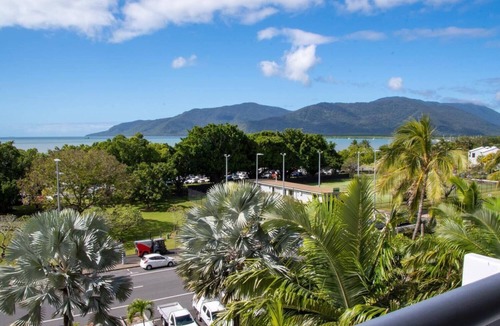 Cairns North Apartment | Cairns Luxury Waterview Apartment