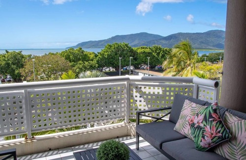 Cairns North Apartment | Cairns Luxury Waterview Apartment